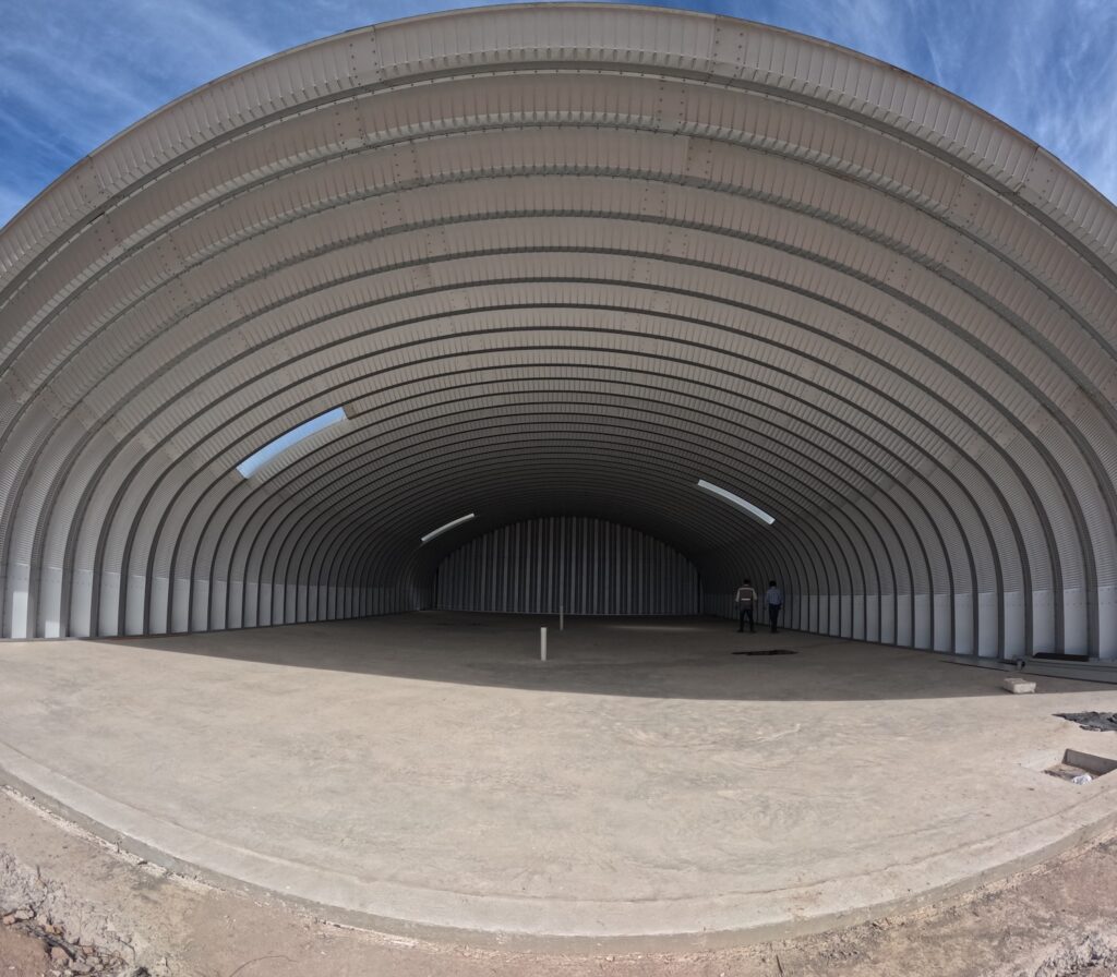 Interior sin columnas de una estructura SteelMaster en México