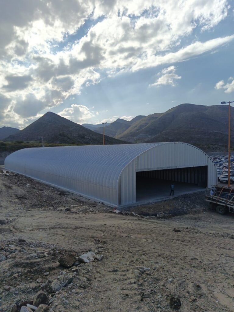 Estructura SteelMaster con montañas al fondo en México